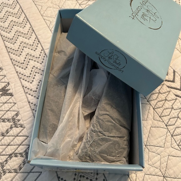 Life Stride Black flats. Size 8.5 Wide - Picture 2 of 7